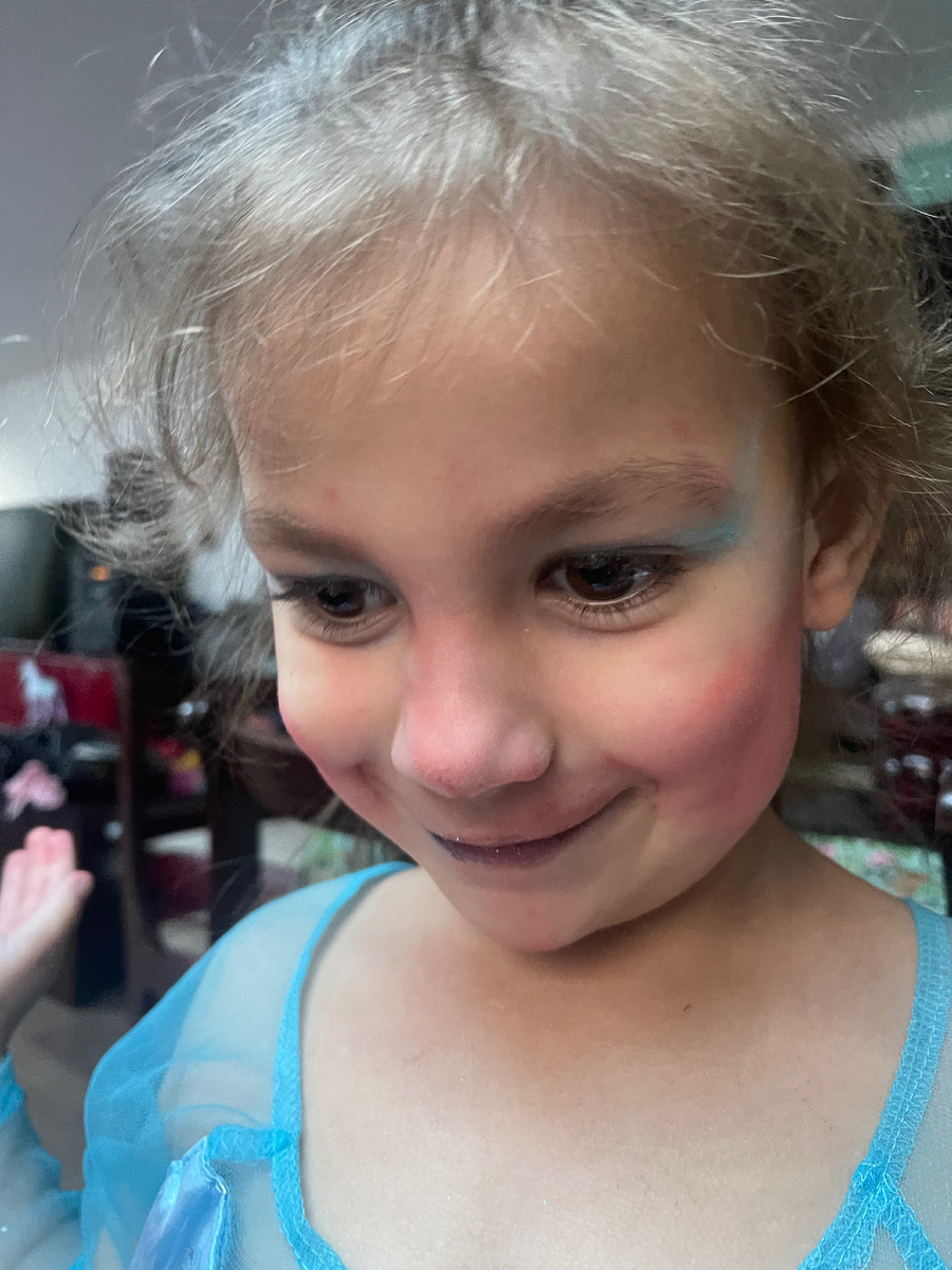 Вика накрасилась опять, мы с Дэвидом от хохота пополам сложились