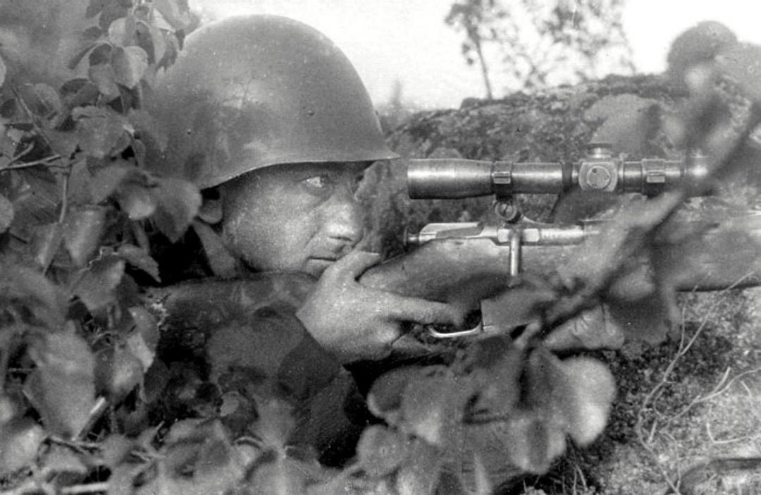 Снайпер Алиев Саид Давыдович на огневом рубеже. 1942 год. Фото: karelmedia.ru