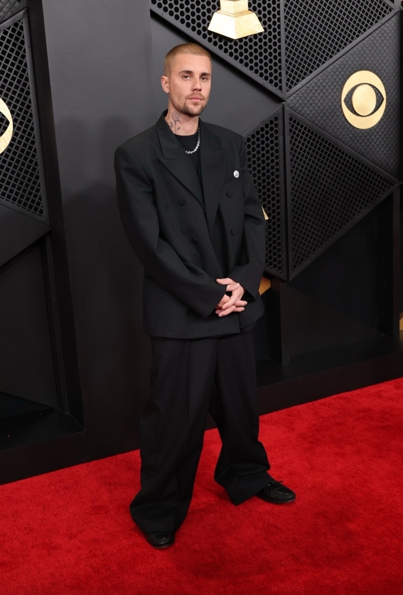 Джастин Бибер в костюме от бренда Balenciaga на Grammys 2026. Материал: Getty Images.