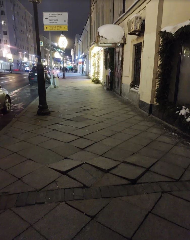 Плитка на улицах Москвы зимой 2026 года.