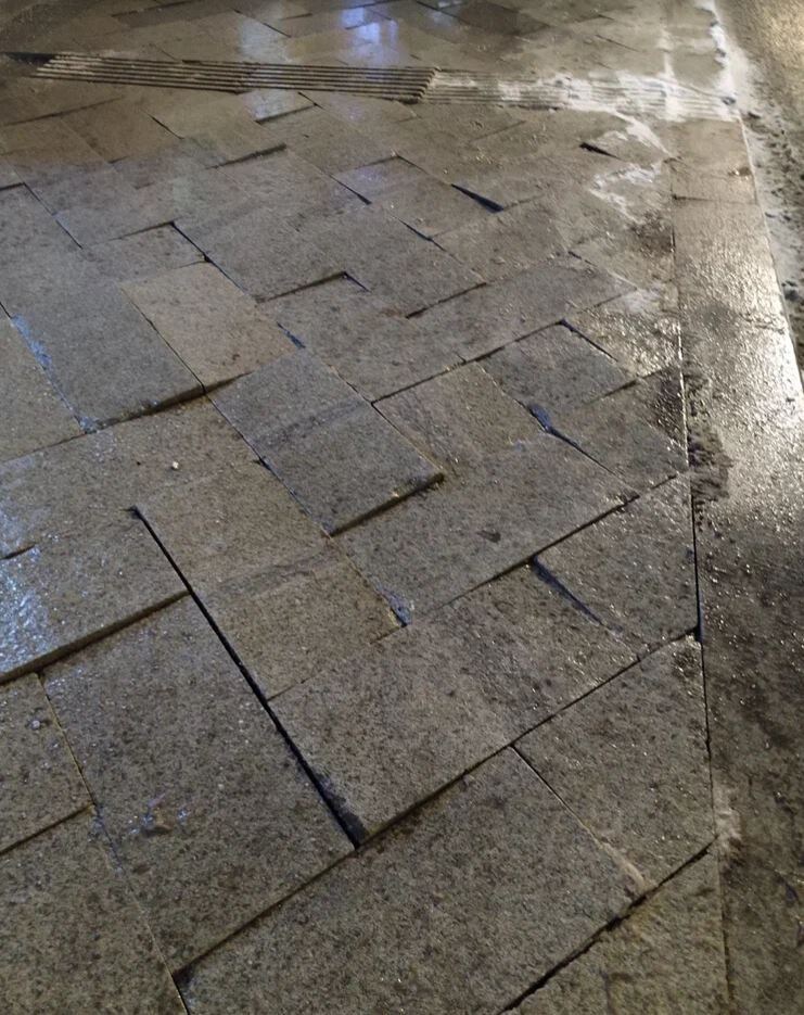 Плитка на улицах Москвы зимой 2026 года.