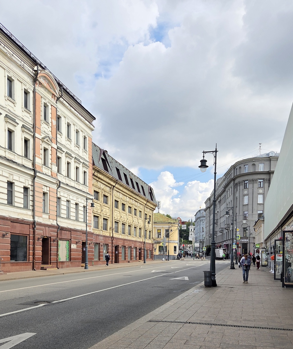 Солянский проезд (вид  от метро Китай-город в сторону улицы Забелина)