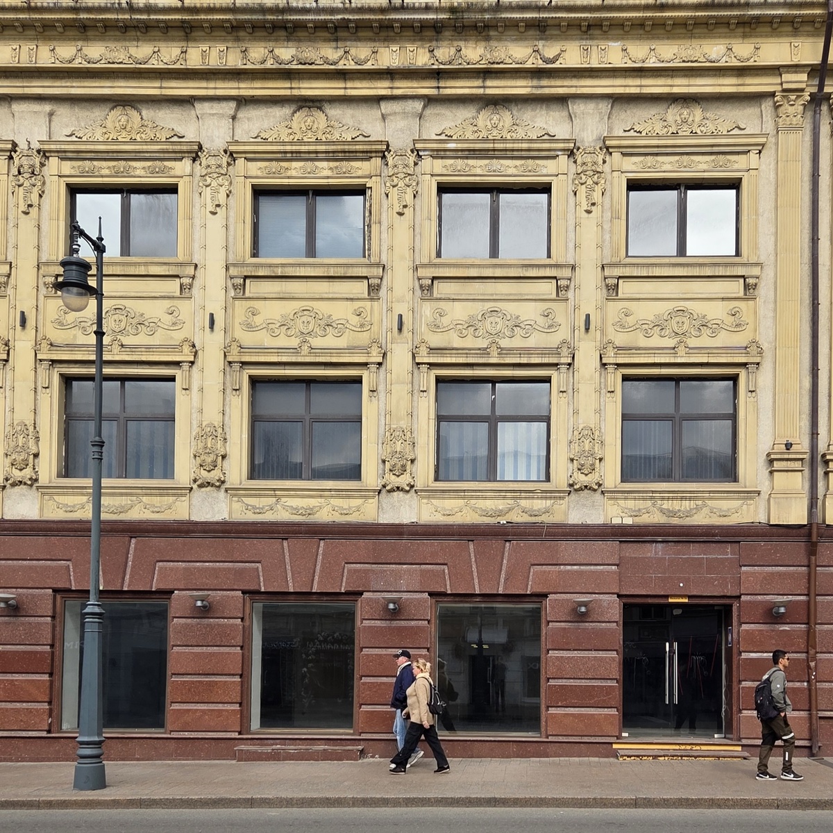 Солянский проезд, 1 - Доходный дом Н.Т. Волкова 1836 года, надстроен в 1888 году