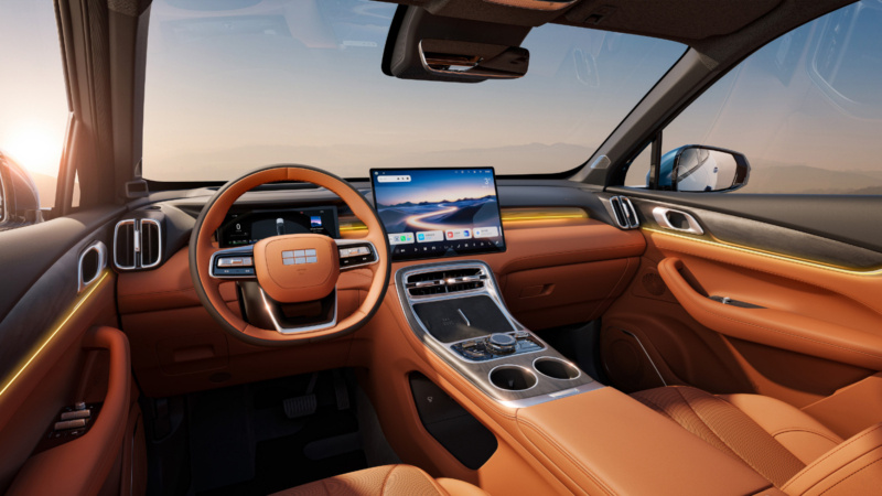 В салоне Geely Galaxy M7 установлен большой сенсорный экран и ЖК-дисплей на приборной панели за рулевым колесом. 