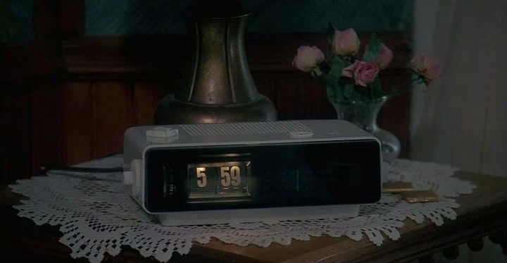 Все помнят этот будильник и навязчивую песню?