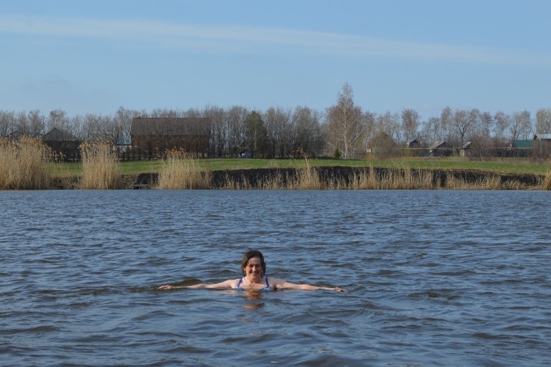 «Перед смертью мужа вошла в холодную воду». Селянка спустя четверть века снова занялась моржеванием