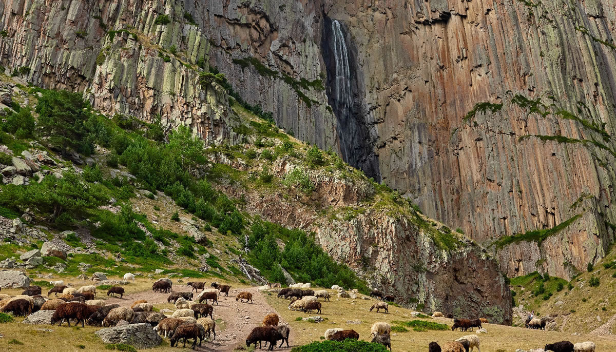 Высота водопада Абай-Су — 78 метров, то есть примерно с 26-этажный дом.