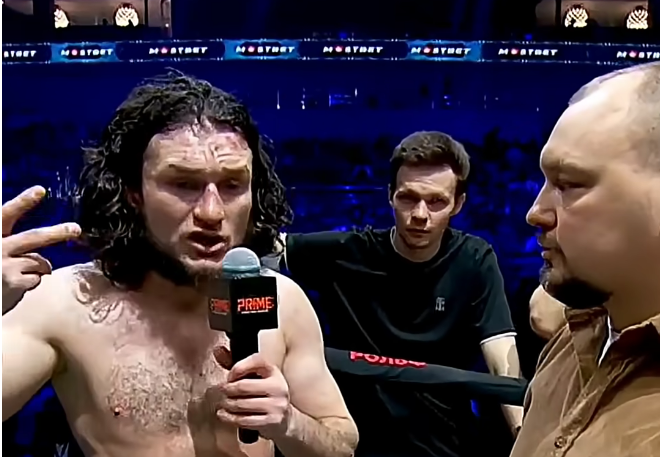 Турнир Prime FL в Узбекистане. Боец Маугли объясняет, почему не хочет стричь волосы. Скриншот Vk Видео. 