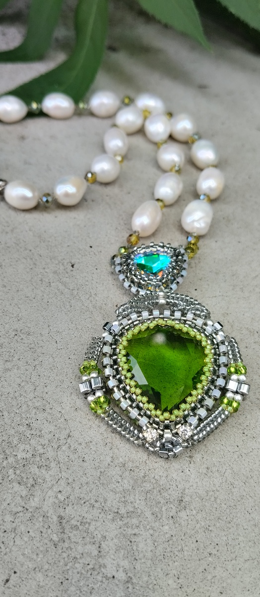 Кулон из зеленого стекла и японского бисера