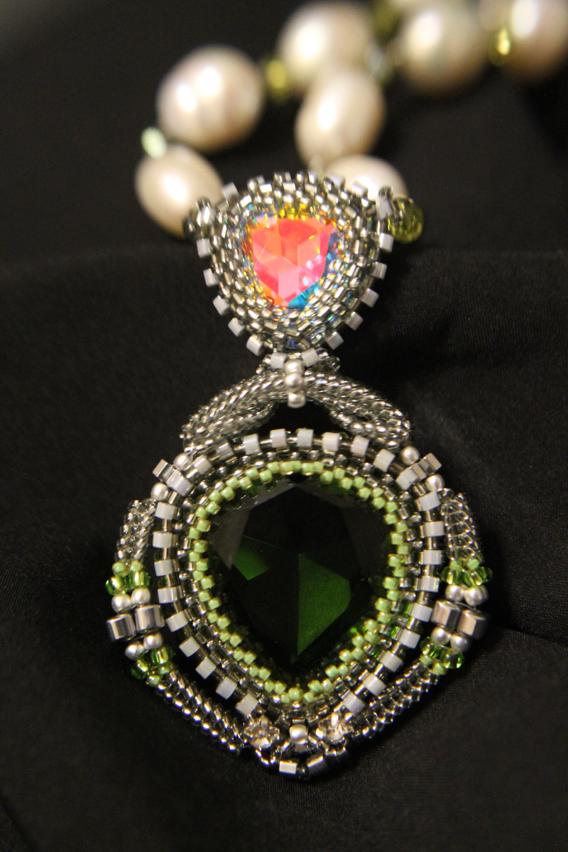 Кулон из зеленого стекла и спонского бисера