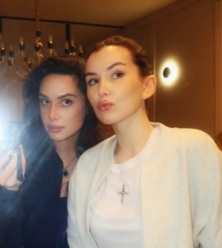 Лала с сестрой Дианой.