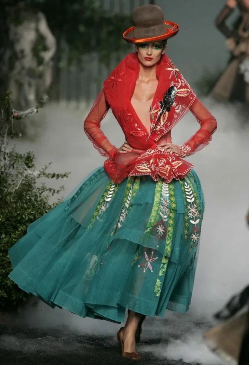 Коллекция Джона Гальяно.Кто- то ,возможно,тоже скажет: Ну здесь не два шва,может - три!) Когда далёк от какой- либо профессии,то отчего- то многим кажется,что всё - так легко!