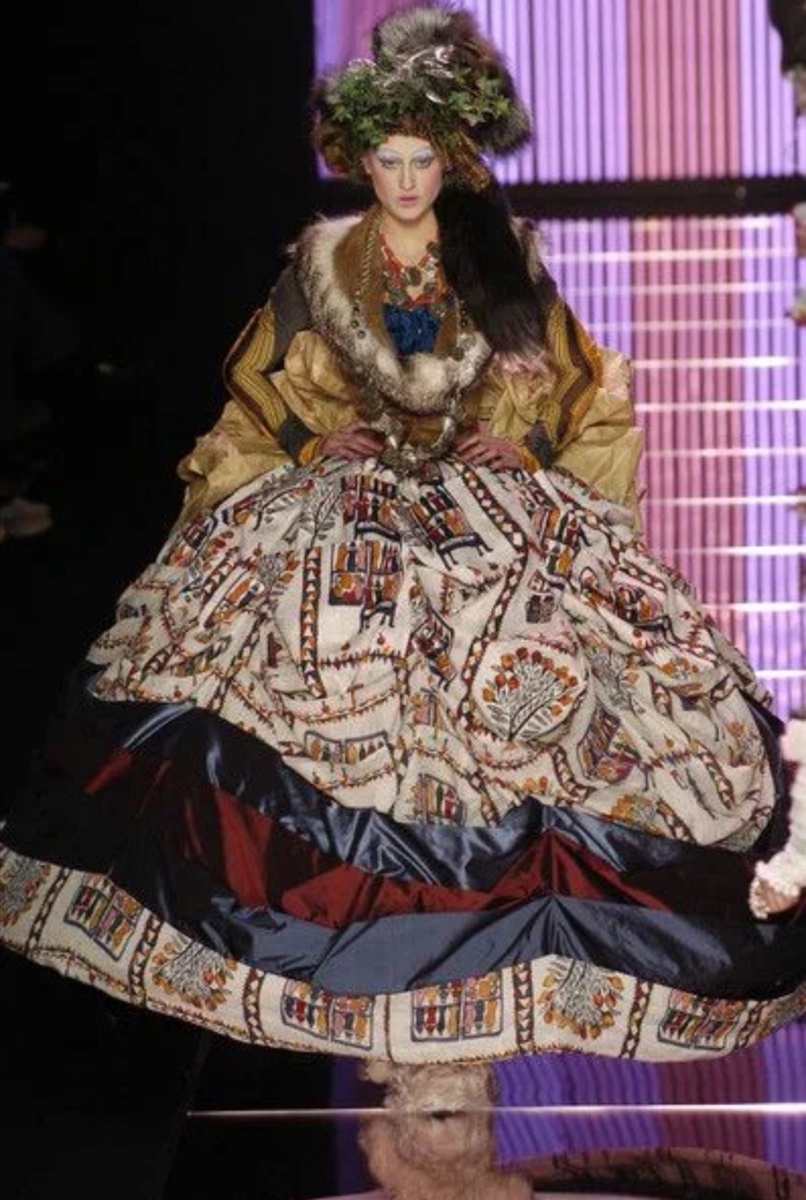 Коллекция Джона Гальяно.Интересно,что бы он ответил про ,,два шва"?😁