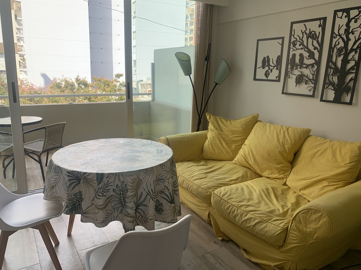 Наша первая квартира в Нуньесе с очень неудобным диваном и огромным балконом