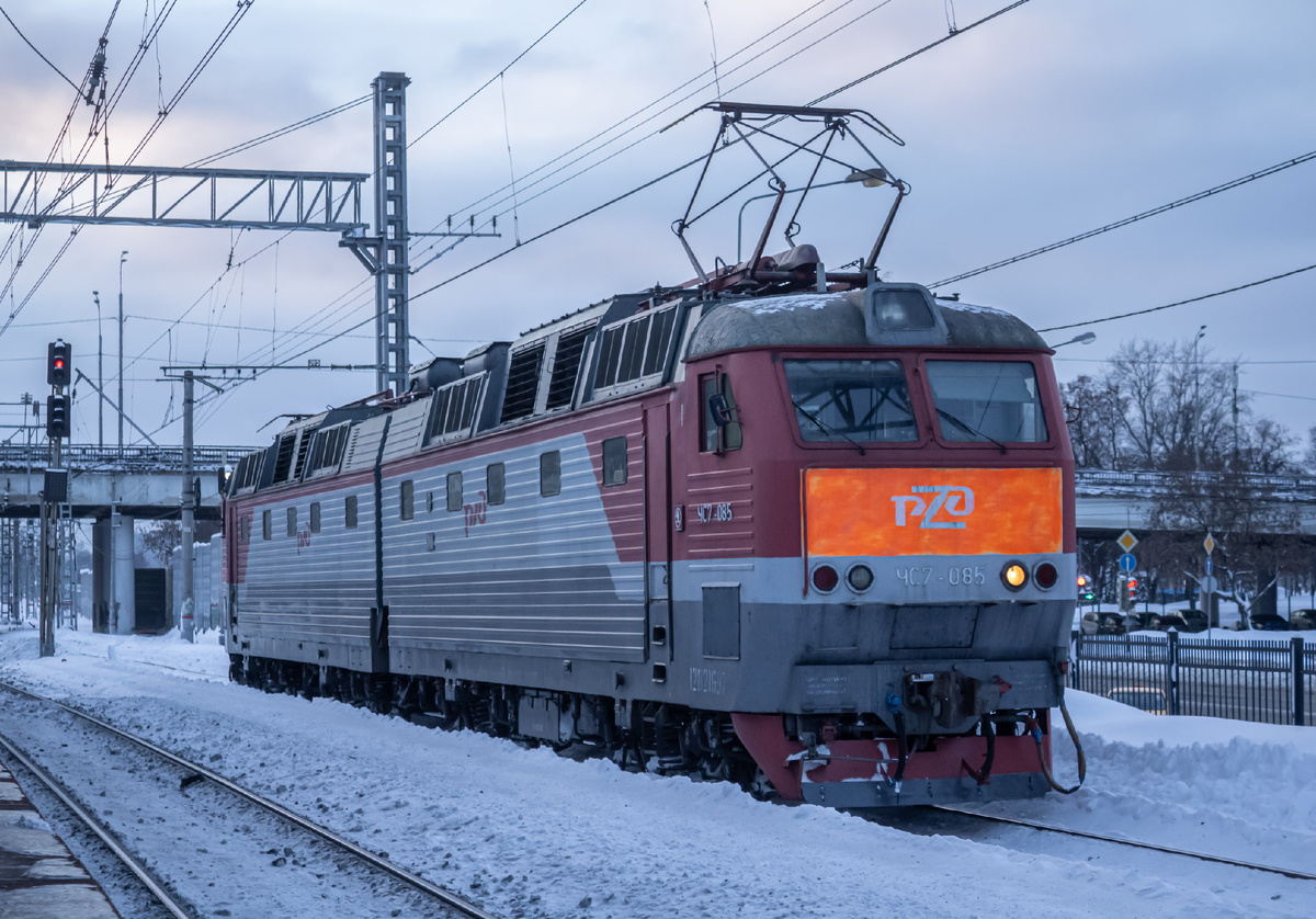 Электровоз ЧС7-085 выезжает с тупикового пути станции Кусково
