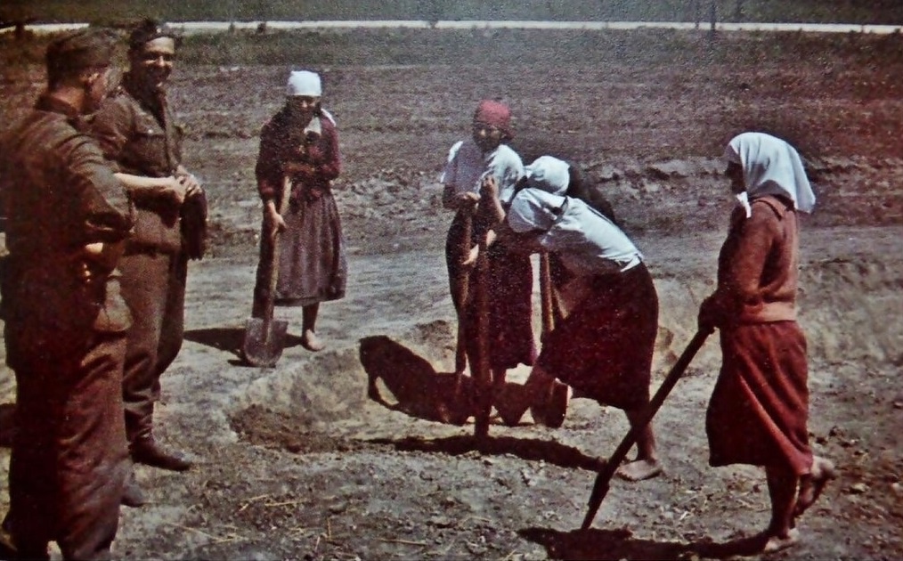 Жительницы Смоленска роют окопы под присмотром немцев