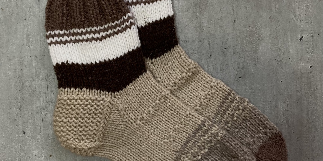 Март открываю носочной парой!