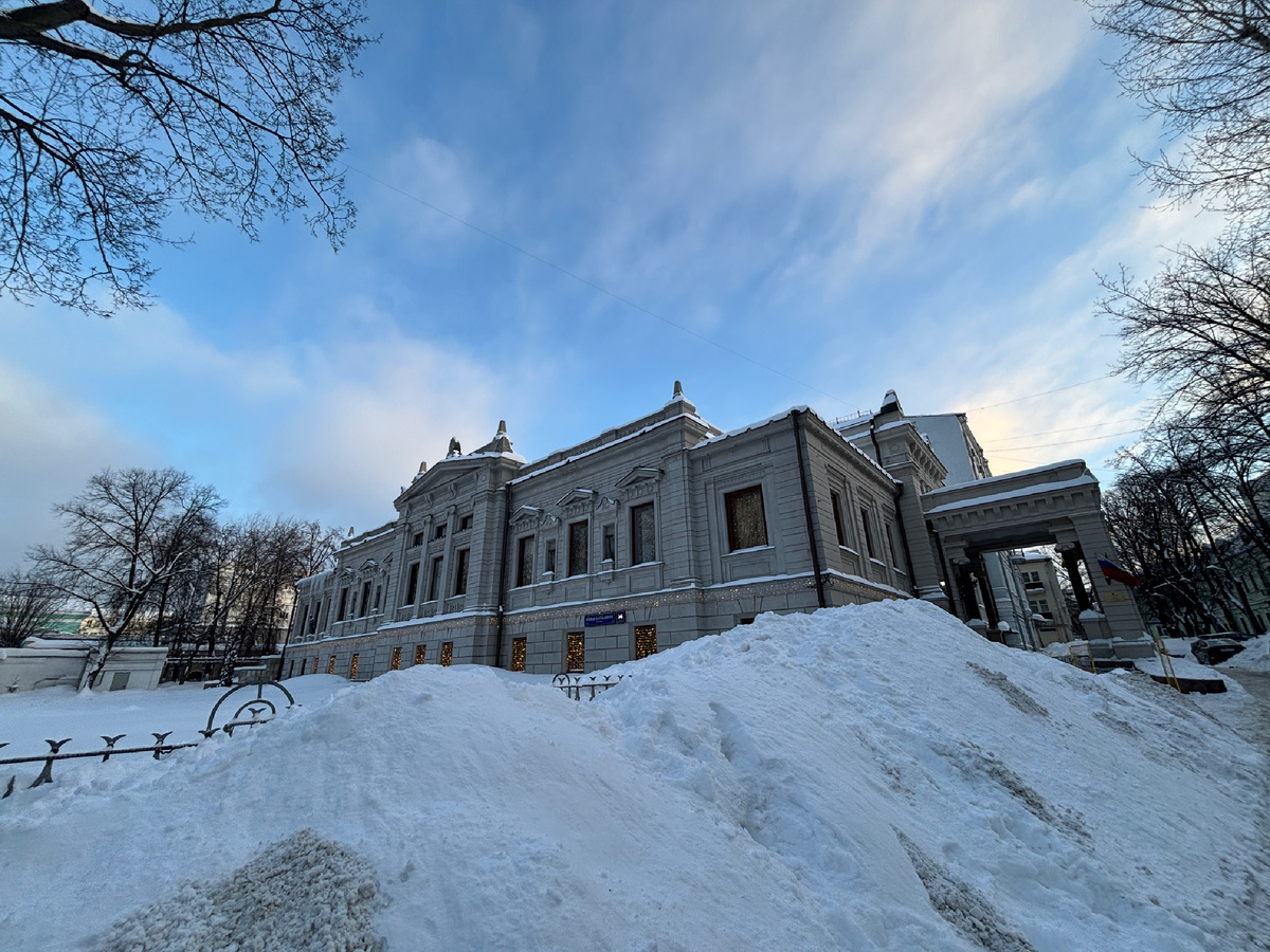Фото автора. Вид на особняк с Новой Басманной 