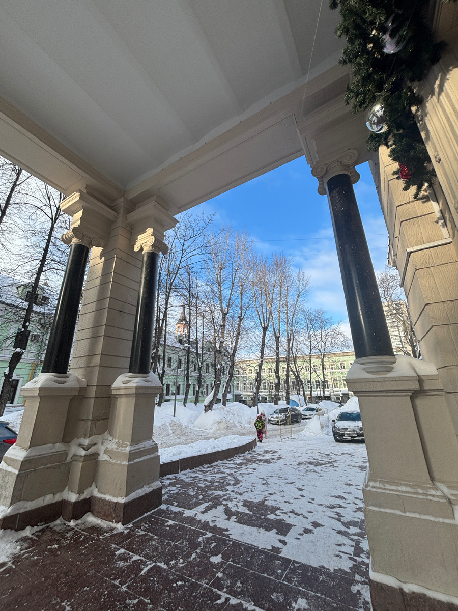 Фото автора. Парадный вход в неогреческом стиле находится сбоку 