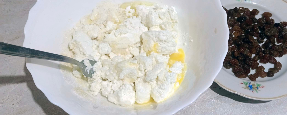 В глубокой миске смешайте творог, яйцо, сахар и ванильный сахар