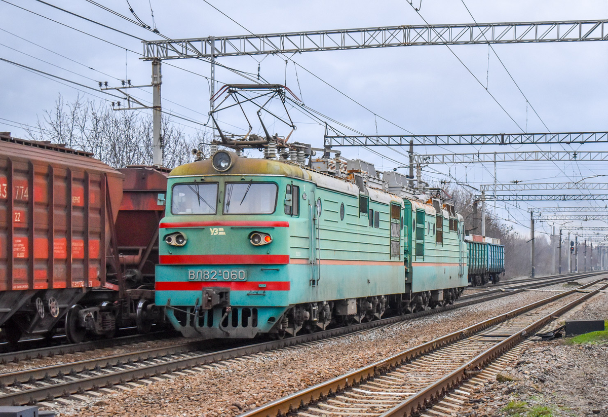 Электровоз ВЛ82 1977 года выпуска, фото https://railgallery.ru/photo/298354, автор kut
