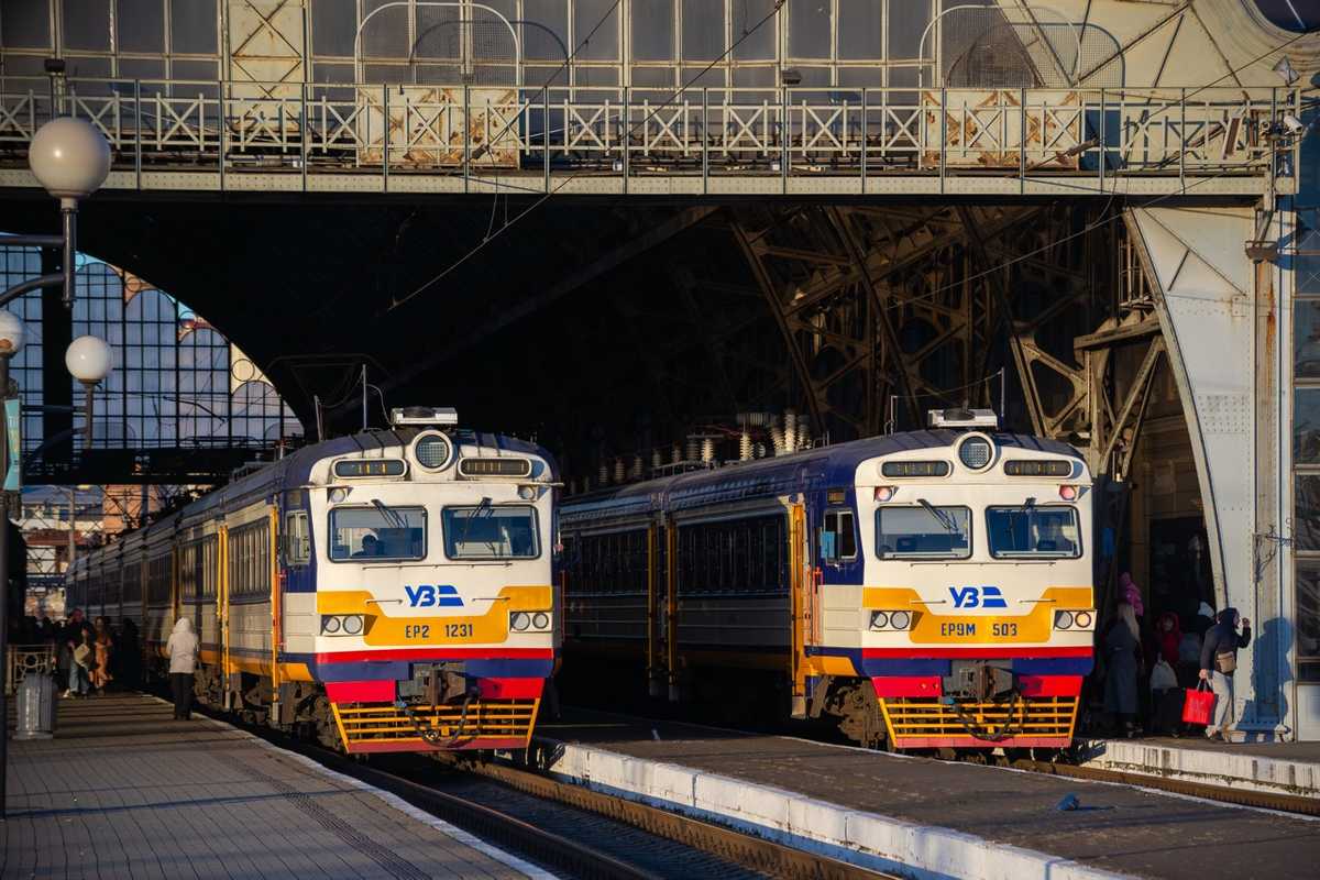 Отремонтированные  электропоезда серий ЭР2 и ЭР9М на ст. Львов, фото https://railgallery.ru/photo/280637, автор  ko1ton