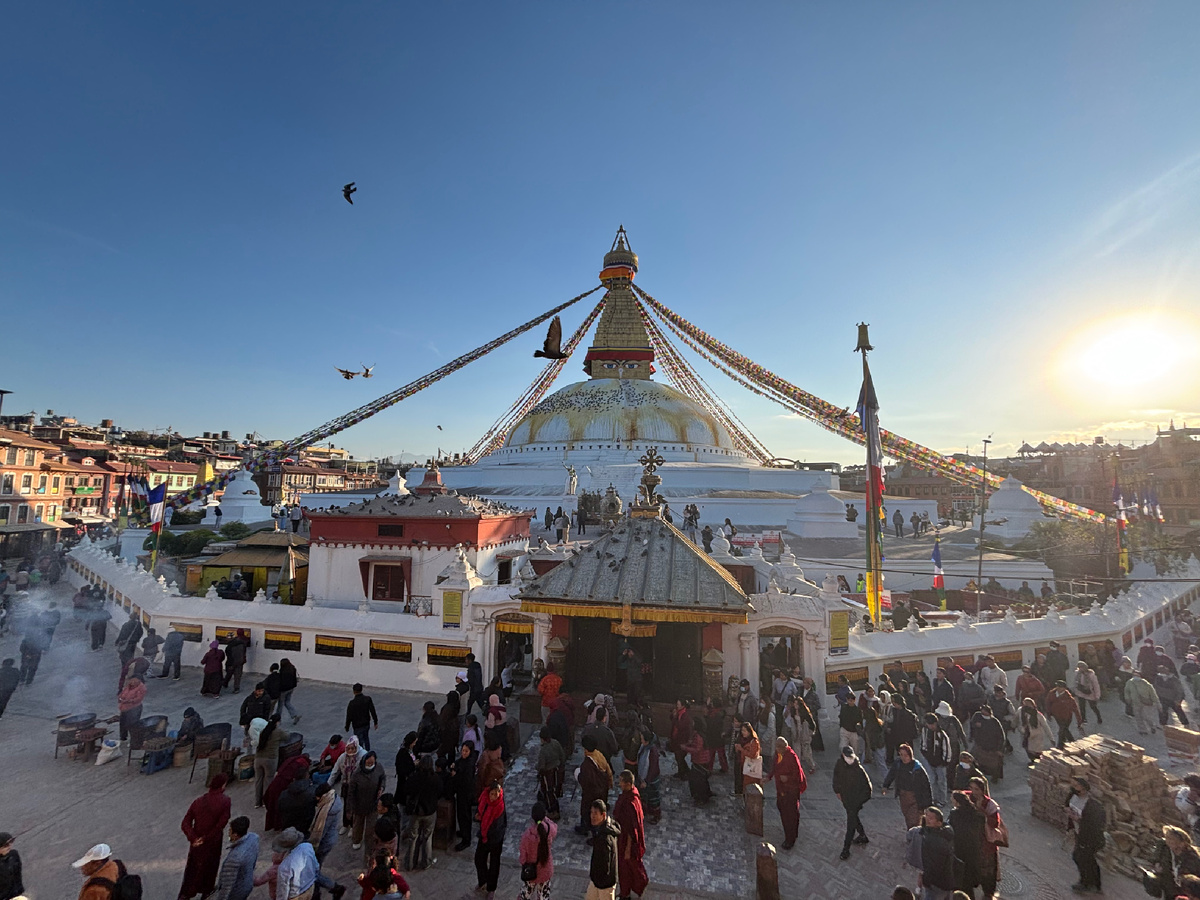 Жизнь кипит вокруг ступы.