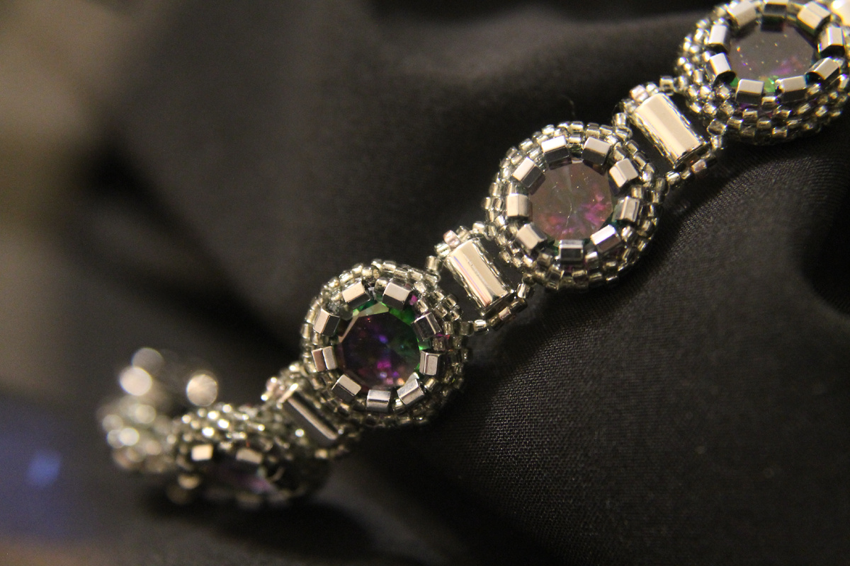 Браслет из японского бисера и синтетического кубического циркония