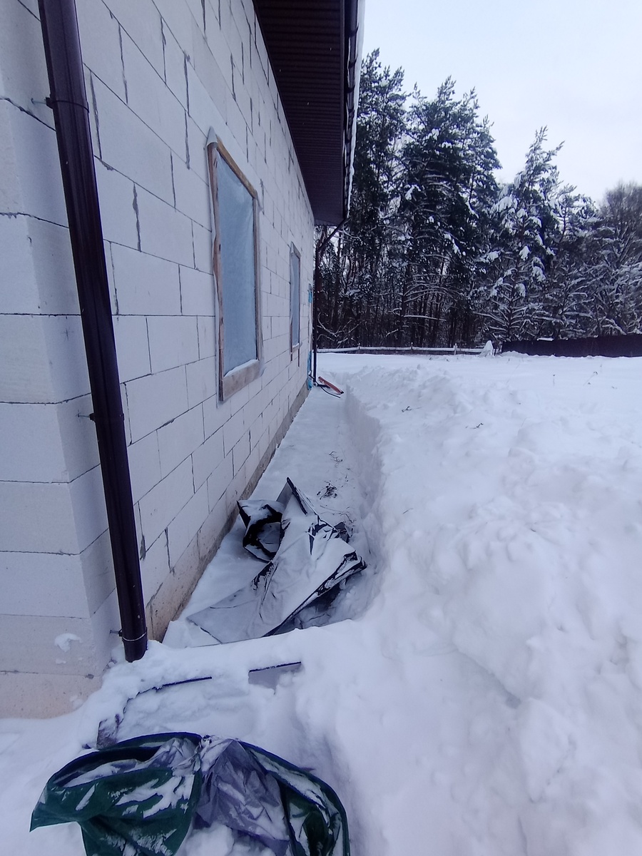 не повторяйте наших ошибок и убирайте все с земли перед зимой. Мы случайно забыли 2 баннера и вот их было откапывать ужас как тяжело...
