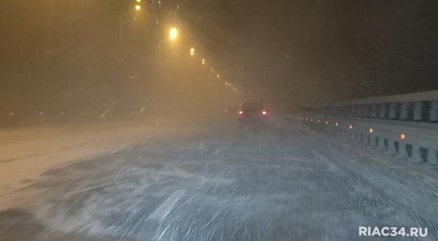 Видимость нулевая: волгоградцы сняли на видео поездку по «танцующему» мосту