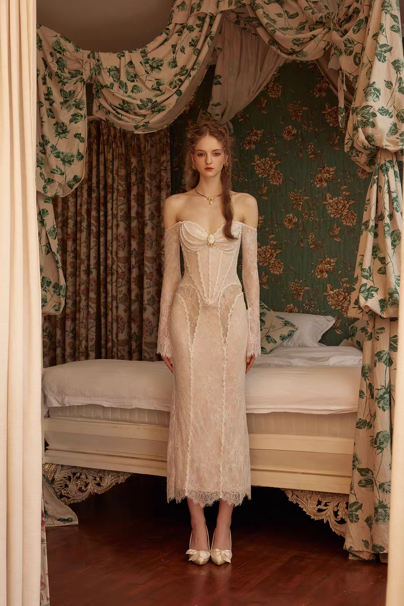 Безумно красивое обтягивающее кружевное платье с брошью 