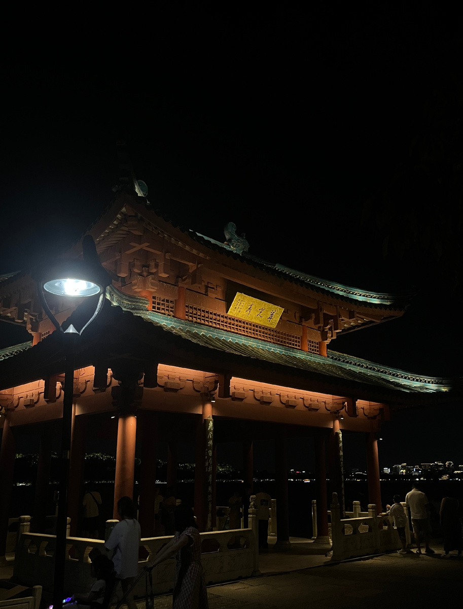 Храм на озере Сиху