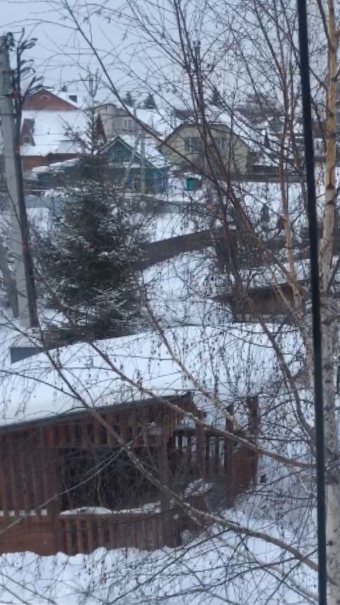 Вид со второго этажа на беседку и баню 