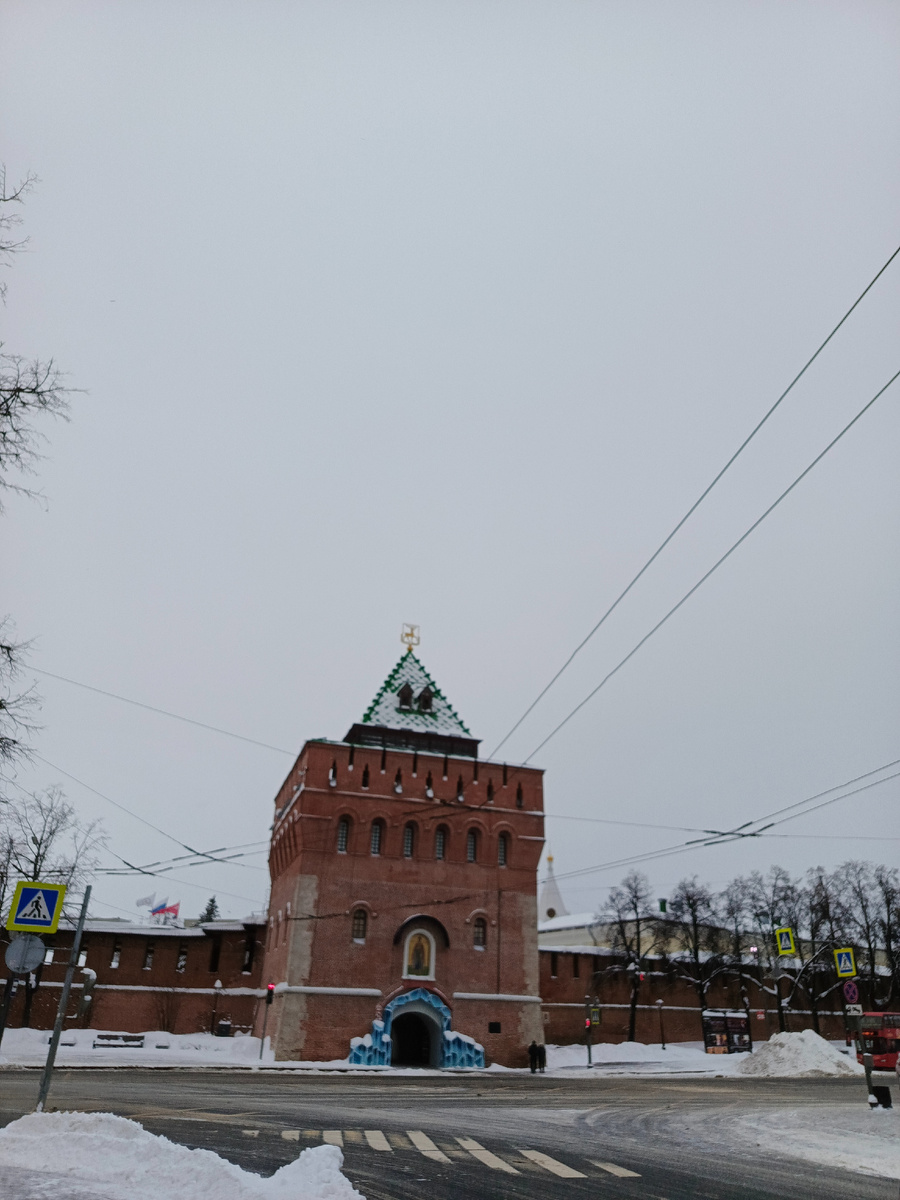 Фото 1 - вид на Нижегородский Кремль со стороны площади Минина и Пожарского.