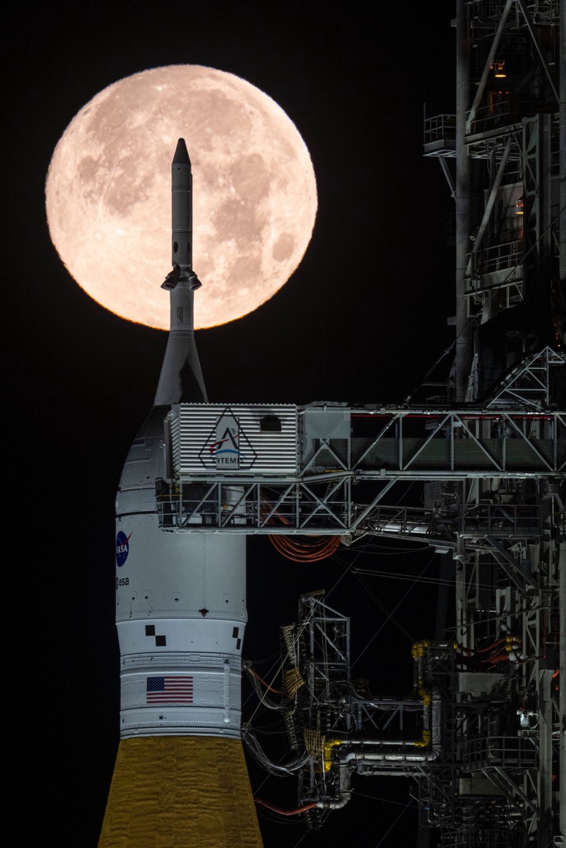 Ракета SLS с кораблём «Орион» для полёта «Артемида-2» на стартовом комплексе LC-39. Credit: NASA/John Kraus.