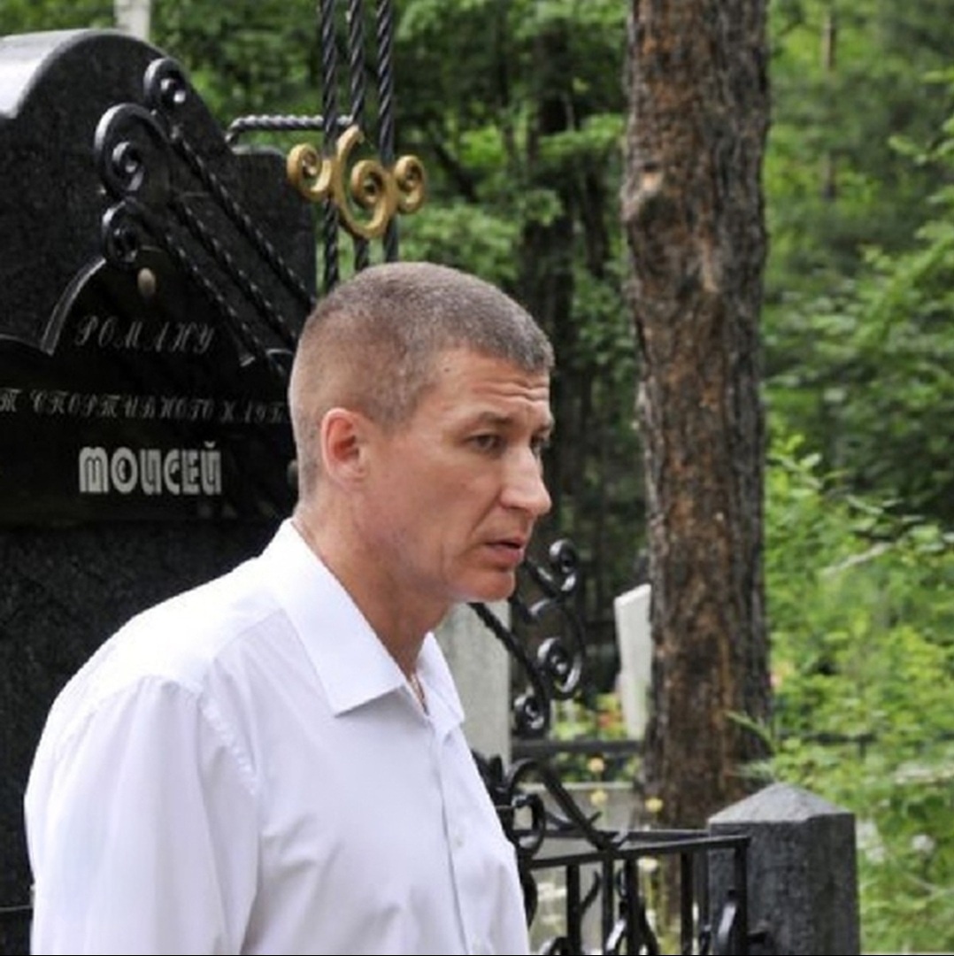 Практически единственные фото Михаила Тимофеева, которые есть в открытом доступе, сделаны на фоне могилы Моисея. Нам не удалось найти информацию, что это за Моисей. Ошибочно считать его известным криминальным авторитетом, поскольку омский авторитет Моисей умер в 2015г, а Тимофеев был арестован в 2011г.