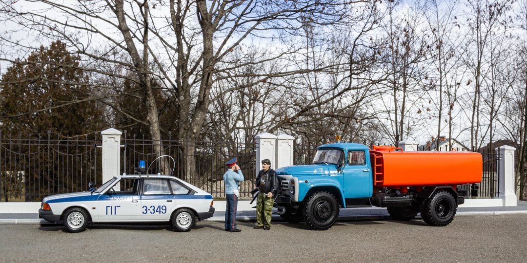 Москвич (АЗЛК) — 21418 ПГ. ЗИЛ-130. Масштаб 1:43.