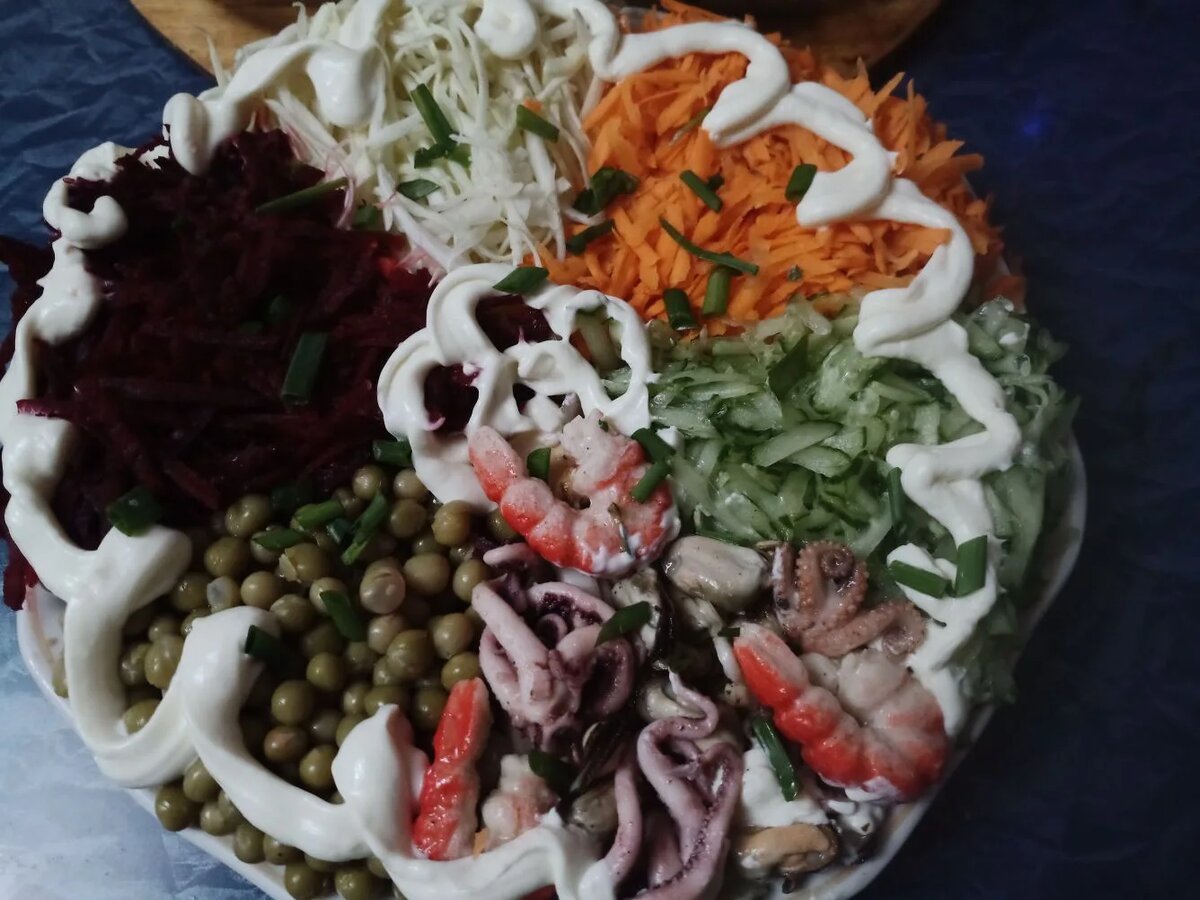 тертые овощи: свекла,огурец,морковь,нашенкованая капуста. Консервированый горошек. Морепродукты в рассоле.