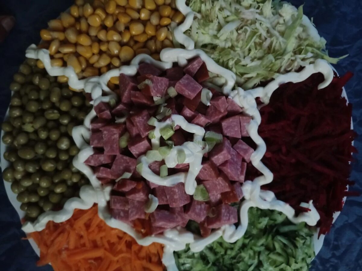 Тертые овощи: морковь, свекла,сежий огурец,нарезаная соломкой капуста. Консервированая кукуруза и горошек. Сервелат .