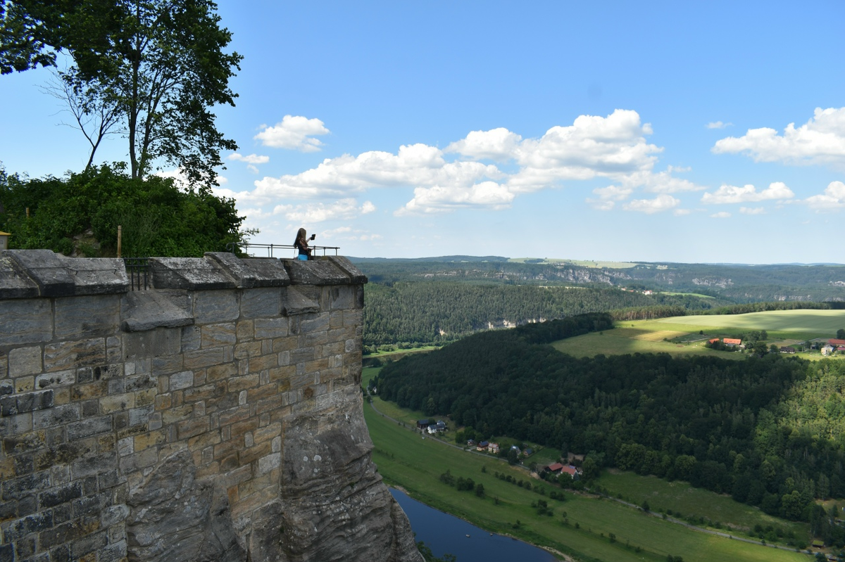 Крепость Кёнигштайн (нем. Festung Königstein) — крепость в Саксонской Швейцарии, недалеко от Дрездена, на одноимённой горе на левом берегу Эльбы, рядом с городом, также носящим название Кёнигштайн.. Фото автора 