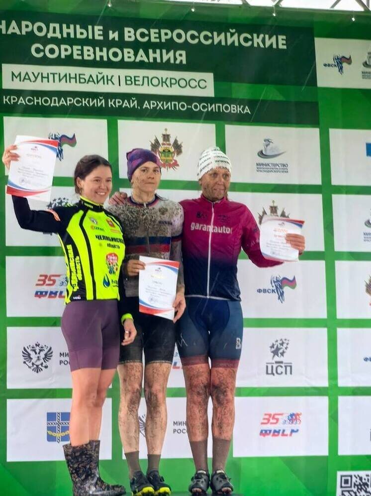     Алина Карлова (в центре). Фото: Федерация велоспорта России