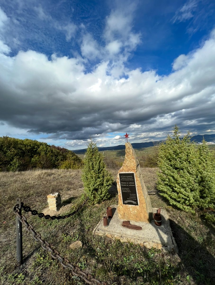 Памятник на Жень-горе, посвященный десанту.
