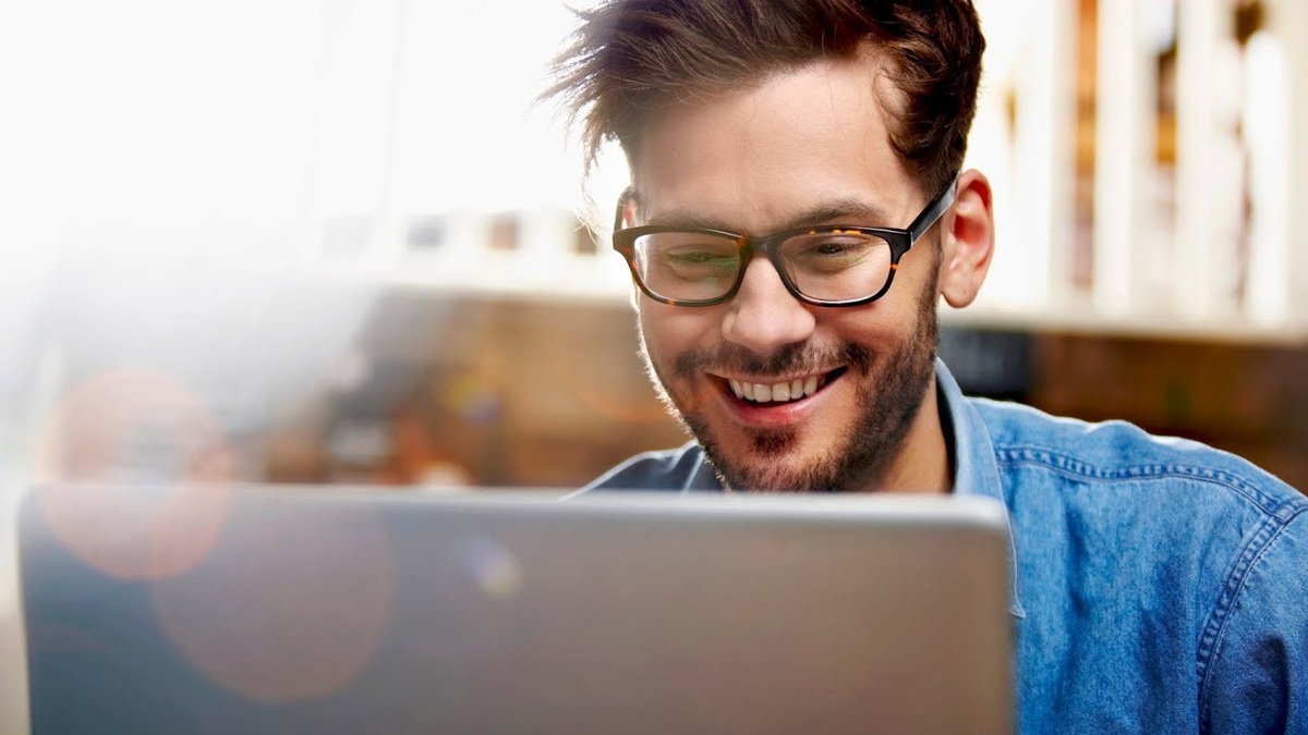 Фрилансер за ноутбуком, на экране открыты несколько Telegram-чатов и каналов с заказами