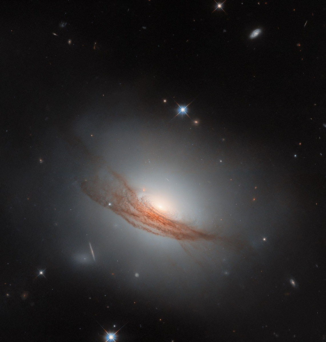 Галактика NGC 7722. Источник: ESA/Hubble & NASA, R. J. Foley (UC Santa Cruz), Dark Energy Survey/DOE/FNAL/DECam/CTIO/NOIRLab/NSF/AURA; Acknowledgment: Mehmet Yüksek