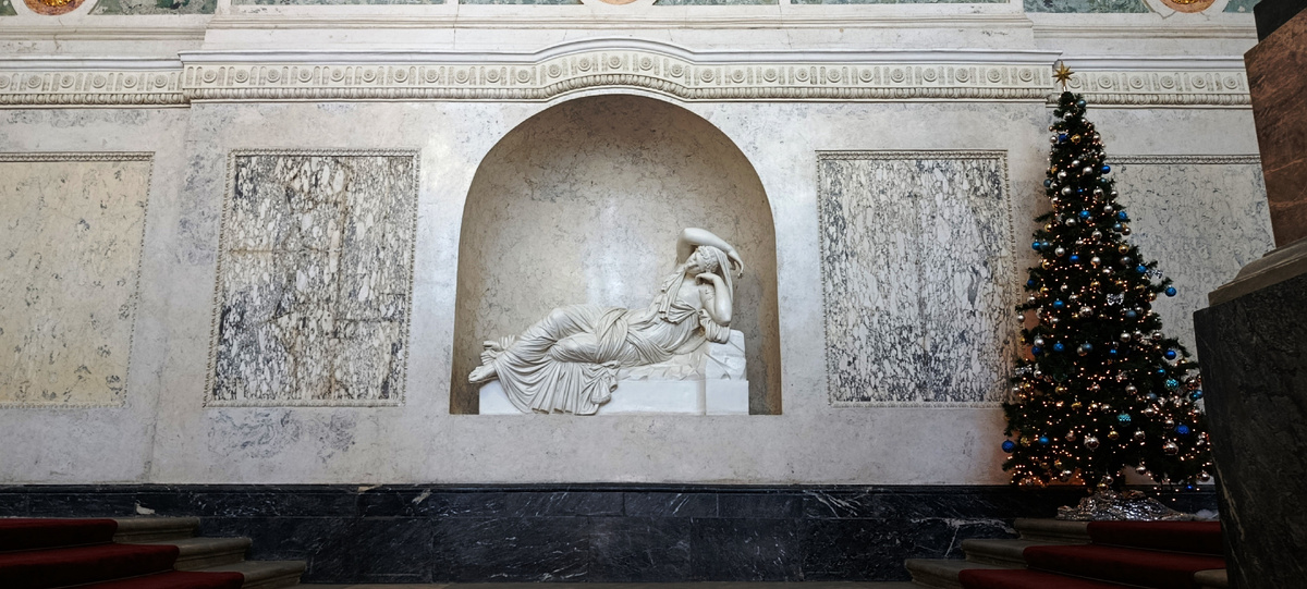 "Умирающая Клеопатра" копия с античного оригинала выполнена по заказу Павла I. Листайте