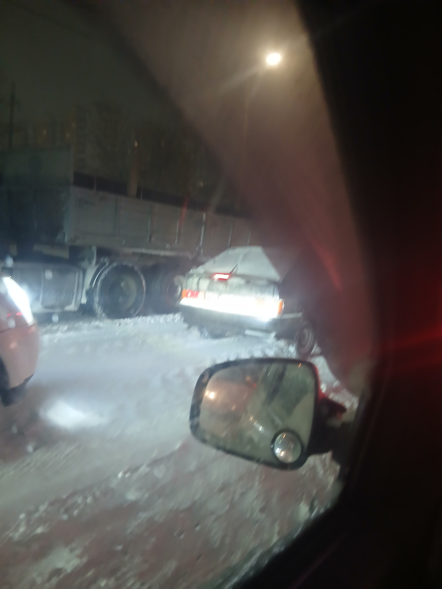 Вот она, слева.  Это я уже обратно еду, часа через 1,5. Метра 3 он проехал. 