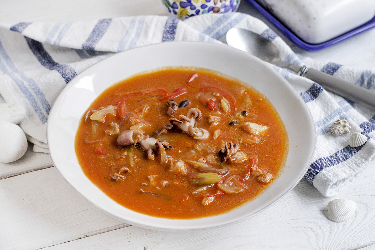 Средиземноморский томатный суп с треской и мини-осьминогами