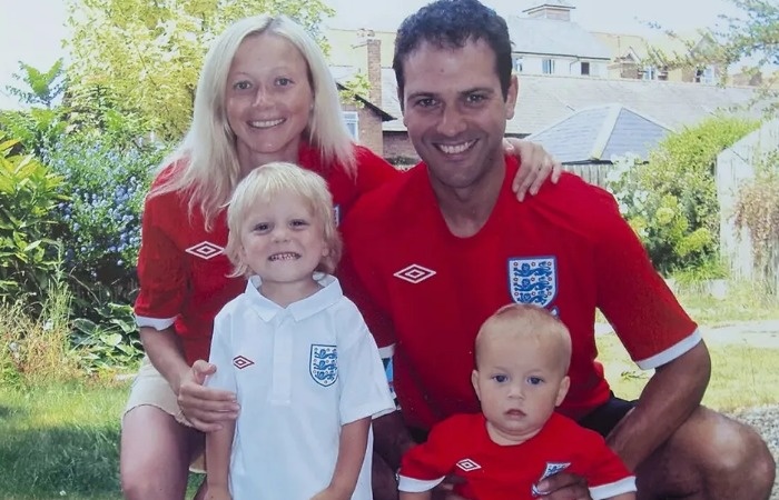 Елена Бережная и Стивен Казинс с детьми.