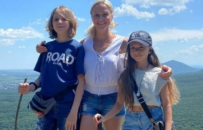 Елена Бережная с детьми.