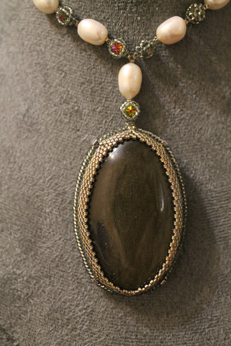 Кулон из обсидиана и японского бисера